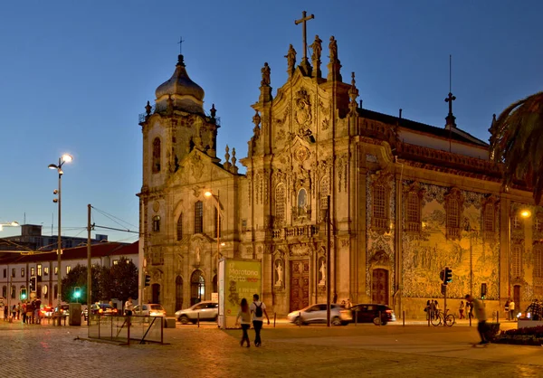 在葡萄牙北部波尔图的Carmo和Carmelitas教堂附近散步 — 图库照片
