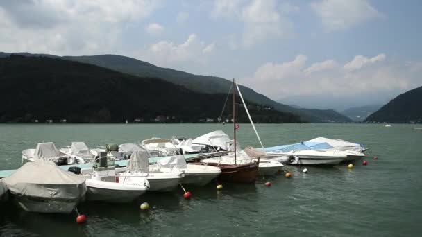 Barcos en el lago — Vídeo de stock