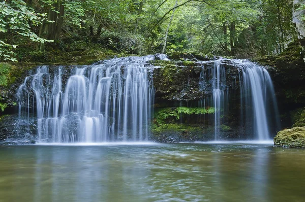 Vattenfall i skogen — Stockfoto