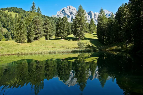 Odle weerspiegeld in het meer, Italië — Stockfoto