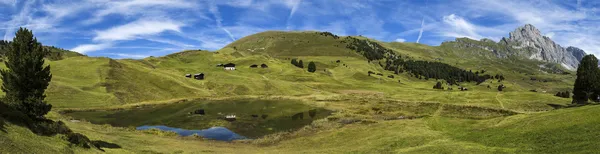 Holy lake and the Odle, Dolomites - Italia – stockfoto