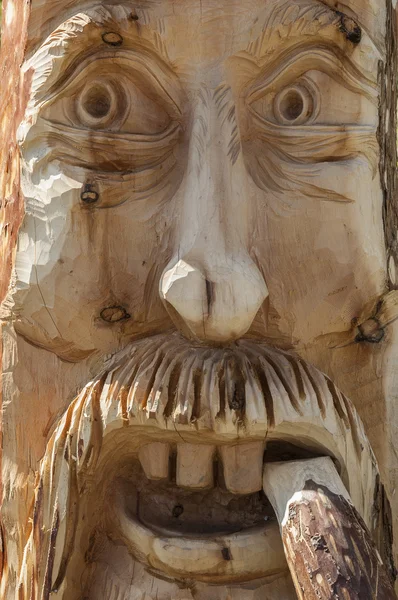 Escultura de madeira de rosto — Fotografia de Stock