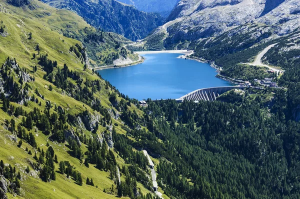 Dam och sjön — Stockfoto