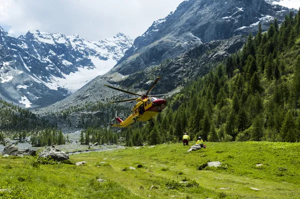 Alpina helikopterräddning Stockbild