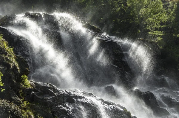 Wasserfall im Wald — Stockfoto