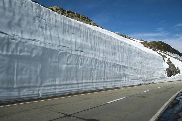 Muur van sneeuw, Zwitserland — Stockfoto