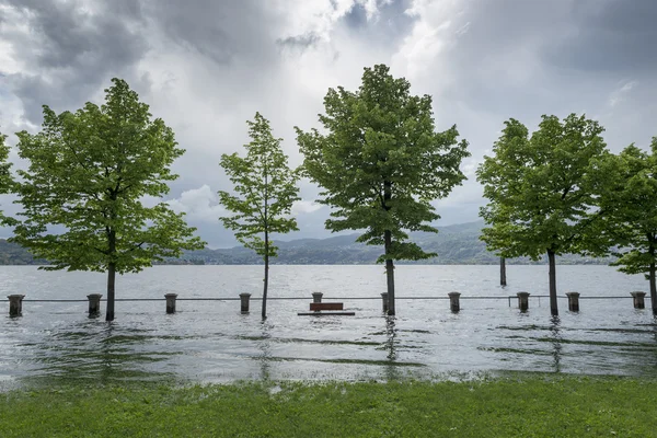 Lake overstroomd zijn banken — Stockfoto