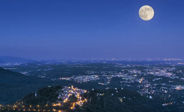 Luna llena sobre la ciudad de Varese — Foto de Stock