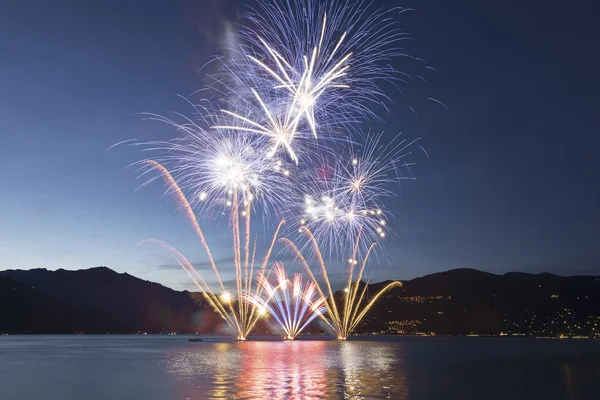 Fyrverkerier på Lago maggiore, luino — Stockfoto