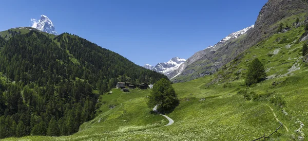 Zmutt, pequeño pueblo cerca de Matterhorn — Foto de Stock