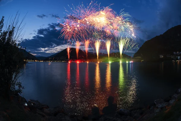 Vuurwerk op het meer van lugano — Stockfoto