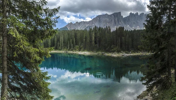 Carezza lake ve latemar, dolomites