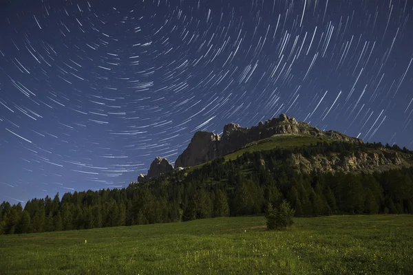 Catinaccio och stjärna spår på månskenet, karerpass - dolomit — Stockfoto