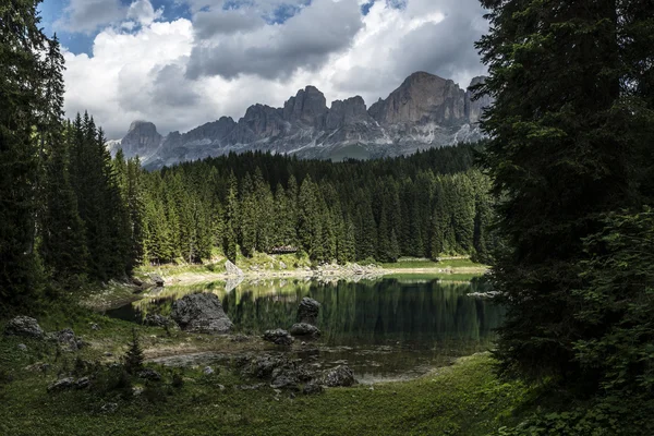 Lago Carezza y Catinaccio, Dolomitas —  Fotos de Stock