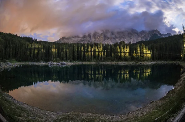 Karersee vista notturna, Dolomiti - Italia — Foto Stock