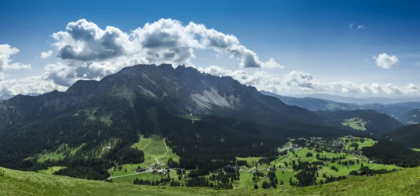 Aldeia de Karersee, Dolomiti - Trentino Alto Adige — Fotografia de Stock