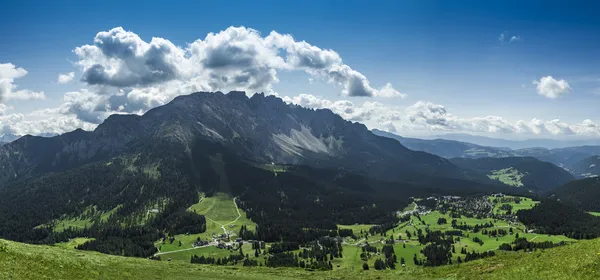 Karersee χωριό, dolomiti - trentino alto adige — Φωτογραφία Αρχείου