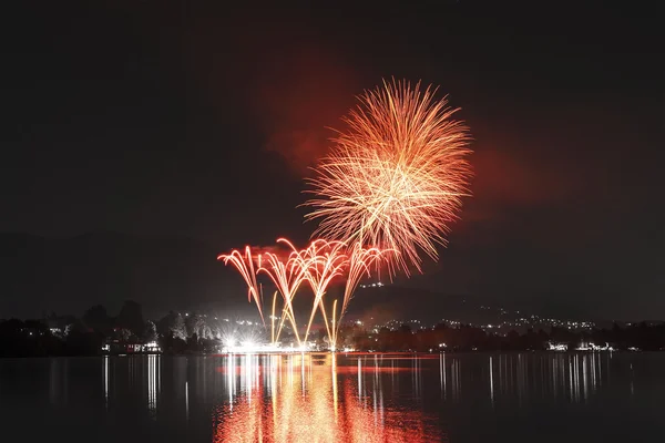 Fuegos artificiales en el lago Monate, Varese - Italia — Foto de Stock