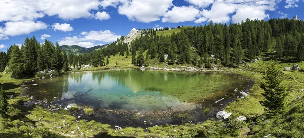 Lagusel 湖，dolomiti-意大利 — 图库照片