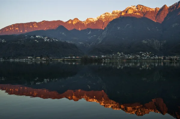 Ηλιοβασίλεμα στη λίμνη Λουγκάνο, Ελβετία — Φωτογραφία Αρχείου
