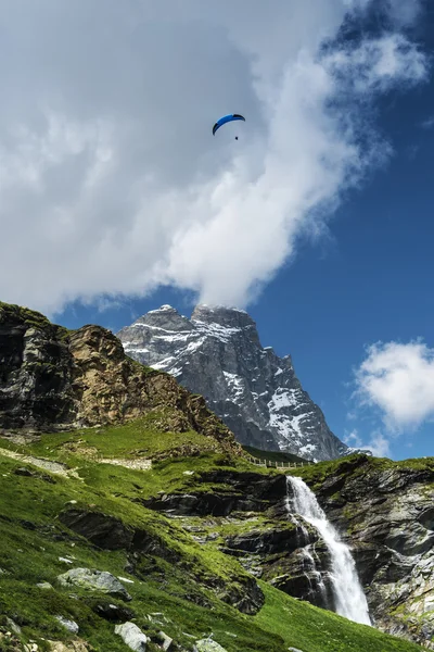 Matterhorn aosta Vadisi üzerinden yamaç paraşütü — Stockfoto