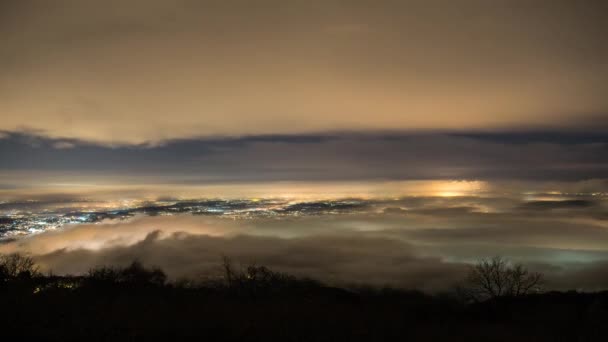 Nevoeiro na noite sobre a cidade de Varese, lapso de tempo — Vídeo de Stock