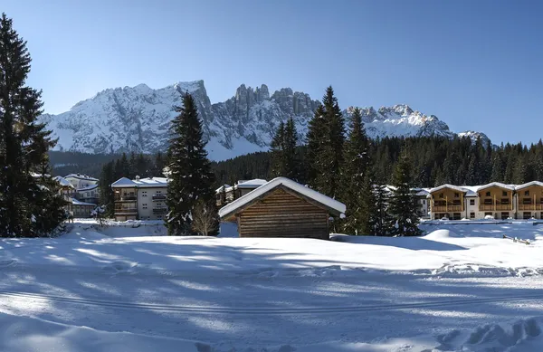 Karersee i górze latemar, zimowy krajobraz — Zdjęcie stockowe