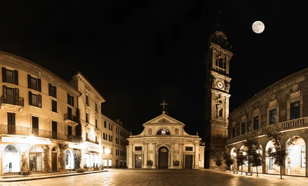 Varese, piazza San Vittore - Ночной вид — стоковое фото