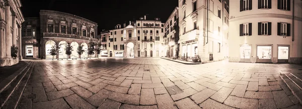 Varese, piazza san vittore - gece görüş
