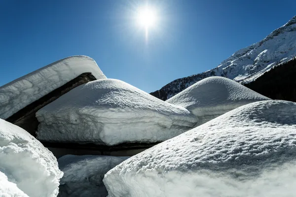 Neige au-dessus des toits des vieilles maisons — Photo