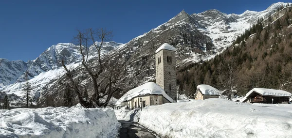 Oude kerk in winterseizoen, Macugnaga (VB) - Italië — Stockfoto