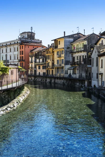 Fluss und Häuser nach Omegna, Piemont — Stockfoto