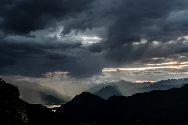 Lluvia sobre el Lago Mayor — Foto de Stock