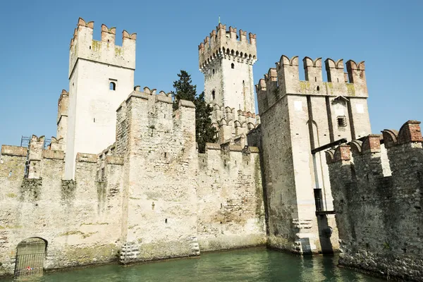 Sirmione, antico castello sul lago di Garda — Foto Stock