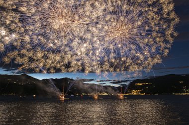 luino maggiore Gölü üzerinde havai fişek