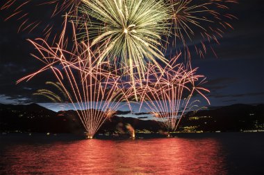 luino maggiore Gölü üzerinde havai fişek