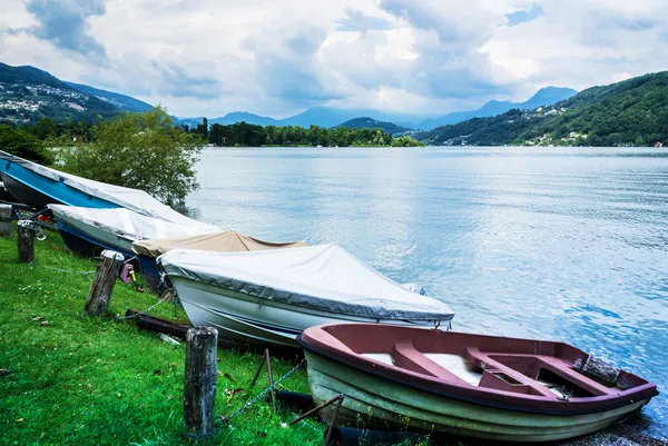 Lugano Lake, boats at rest on the grass — Stock Photo, Image