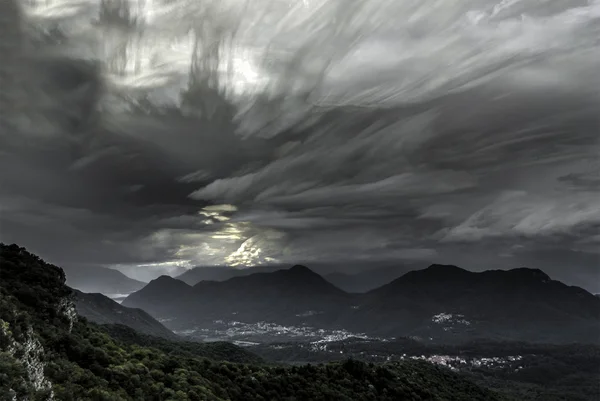 Moln på horisonten, Campo dei Fiori - Varese — Stockfoto