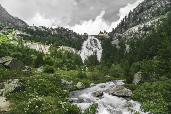 Waterval van rivier toce, formazza-dal — Stockfoto