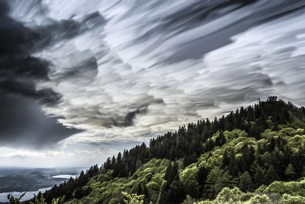 マウント カンポ ・ デイ ・ フィオーリ - ヴァレーゼの上の雲 — ストック写真