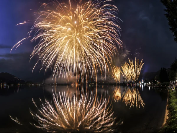 Fyrverkerier på sjön lugano, lavena-ponte tresa — Stockfoto