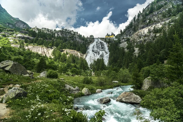 Waterval van toce rivier, formazza-dal - Piemonte — Stockfoto