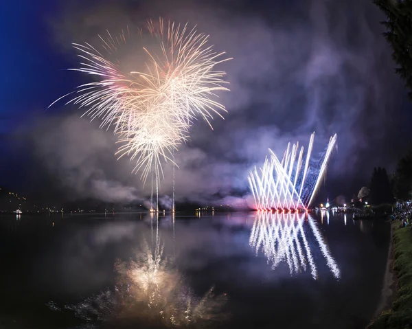 Vuurwerk op het lugano-meer, lavena ponte tresa — Stockfoto