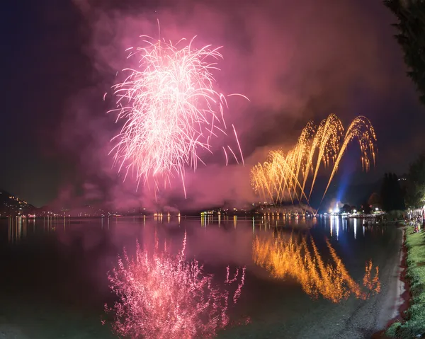A Luganói-tó, lavena ponte tresa tűzijáték — Stock Fotó
