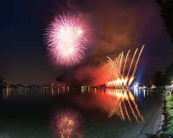 Fogos de artifício no Lago Lugano, Lavena-Ponte Tresa — Fotografia de Stock