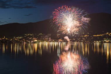 gavirate varese Gölde havai fişek