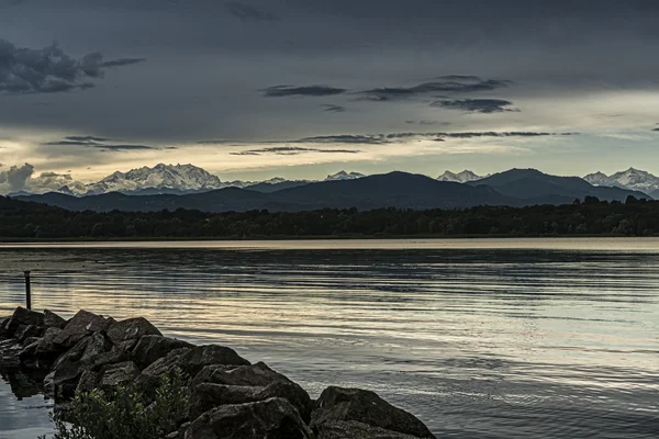 夕日とヴァレーズ湖からモンテローザ — ストック写真