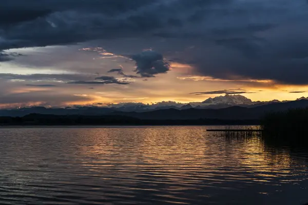 Sonnenuntergang und Mount rosa vom Varese See — Stockfoto