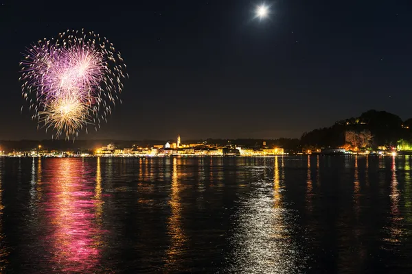 Fogos de artifício em frente ao lago de Arona - Piemonte — Fotografia de Stock