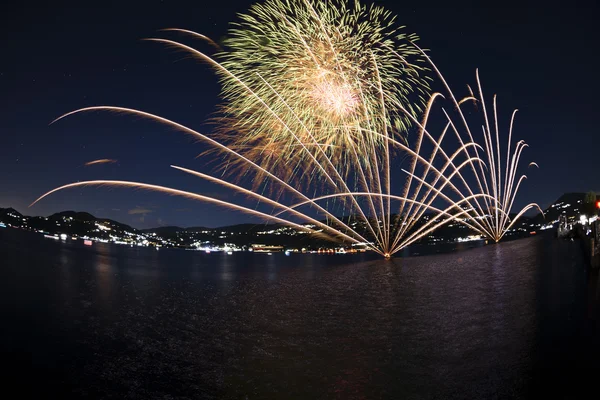 Fogos de artifício em frente ao lago de Ranco, Itália — Fotografia de Stock
